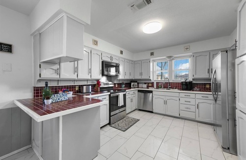 Watauga House | Diamond Waters near DFW & Stadium with Private Pool