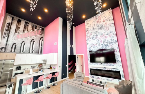 Eighth Avenue Condo | Diamonds Are Forever Bridal Condo- Walk to Broadway, Heated Pool, Gym, Parking