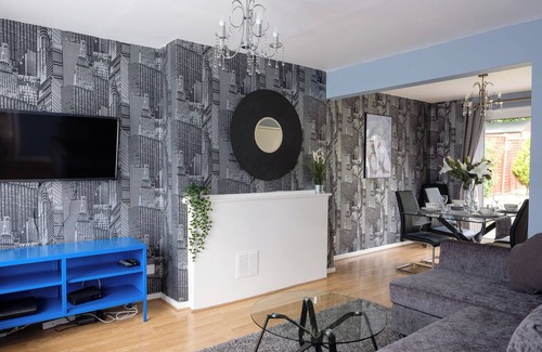 Crawley House | Dickens House- Beautiful 3BR Close 15min from Gatwick