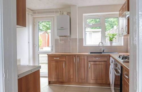 Crawley House | Dickens House Close 15min from Gatwick, Dickens House- Beautiful and Spacious 3BR