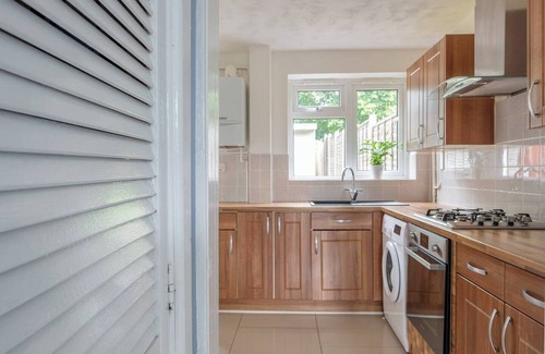 Crawley House | Dickens House Close 15min from Gatwick, Dickens House- Beautiful and Spacious 3BR
