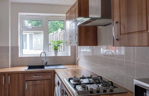 Crawley House | Dickens House Close 15min from Gatwick, Dickens House- Beautiful and Spacious 3BR