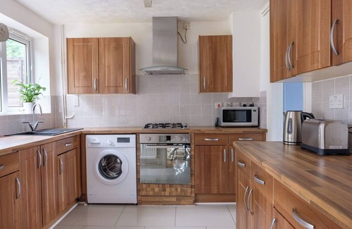 Crawley House | Dickens House Close 15min from Gatwick, Dickens House- Beautiful and Spacious 3BR
