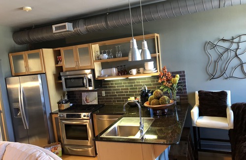 Fayetteville Condo | Dickson Street Wine Retreat | Steps from University of Arkansas campus!