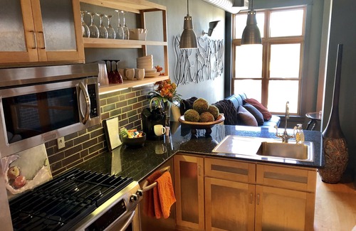 Fayetteville Condo | Dickson Street Wine Retreat | Steps from University of Arkansas campus!
