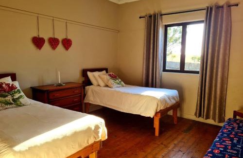 Overberg District Municipality House | Die Blouhuis Farmhouse Retreat with a hot tub