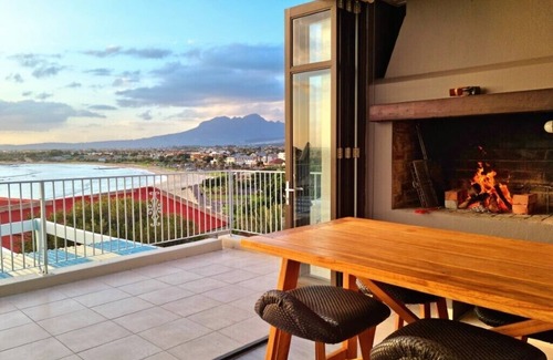 Gordons Bay Central House | 'Die Braaihuis', 3 Bedroom Vacation home with indoor braai overlooking the beach