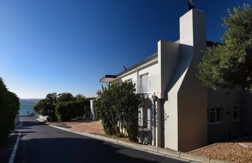 Gordons Bay Central Apartment | Die Brandhuis - Super close to the beach!
