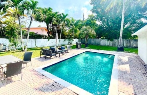 Coral Gables House | Digital Nomad Boho House -UM walking