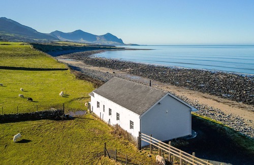 Dinas Cottage | Dihangfa - sleeps 6 guests in 3 bedrooms