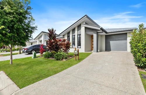 Caboolture South House | Dingo Den!