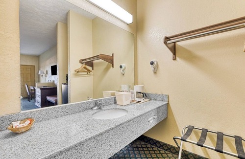 Grenada Hotel | Dining, Fuel, and Comfort All Near This Clean Budget Room in Grenada