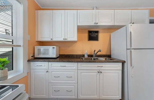 Drumheller House | Dino Cave | Private Backyard | Sleeps 5 Guests!