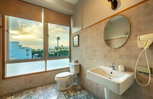 Wat Bowon Niwet Hotel | Dinso Home Boutique