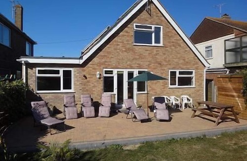 New Romney House | DIRECT ACCESS To Beach, Superb, Spacious family holiday home