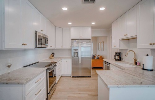 Bay Crest Park House | Direct Bay Access - close to the Beach & the Stadium Stadium| Pool| 3BR