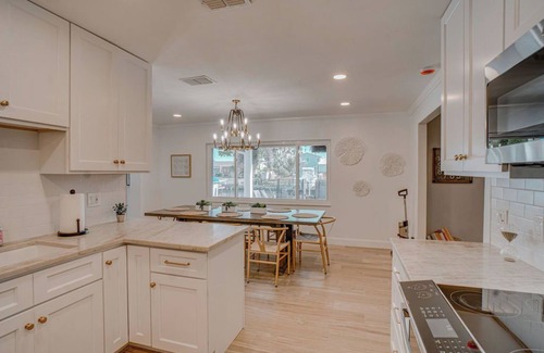 Bay Crest Park House | Direct Bay Access - close to the Beach & the Stadium Stadium| Pool| 3BR