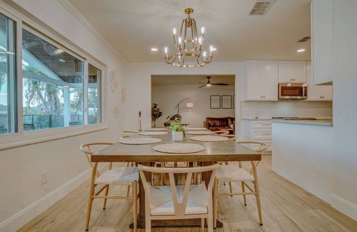 Bay Crest Park House | Direct Bay Access - close to the Beach & the Stadium Stadium| Pool| 3BR