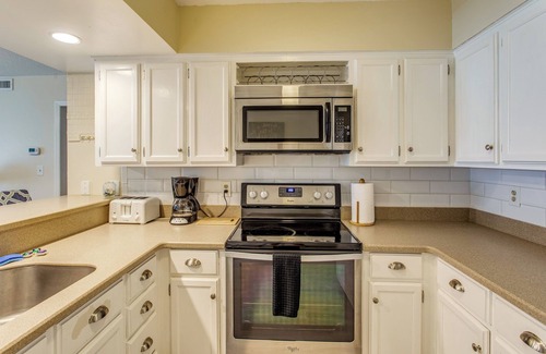 Ocean Drive Condo | Direct Beach Access! Walkable Condo on Ocean Blvd