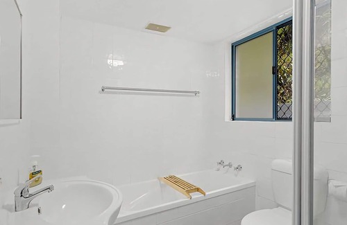 Nambucca Heads Apartment | Direct beach access and just a short walk to town centre, stunning estuary views!