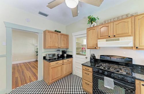 Independence Square House | DIRECT BEACHFRONT-6 Bedroom/5 Bathroom Property W/2 full living units-SLEEPS 16