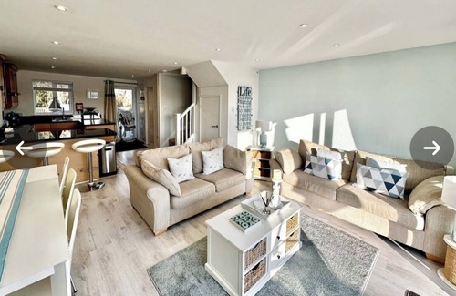 South Cerney House | Direct lake view 3 bedroom lodge with south facing decking to lake, modern lodge