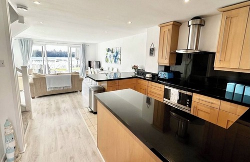 South Cerney House | Direct lake view 3 bedroom lodge with south facing decking to lake, modern lodge