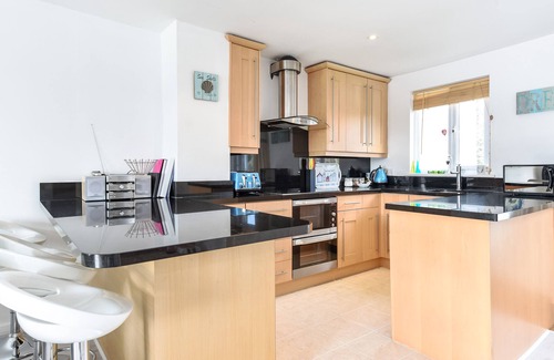 South Cerney House | Direct lake view 3 bedroom lodge with south facing decking to lake, modern lodge