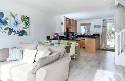 South Cerney House | Direct lake view 3 bedroom lodge with south facing decking to lake, modern lodge