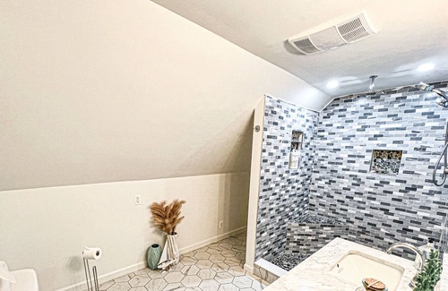Broadalbin House | Direct Lakefront 3 BR, 2 BA with Walkout Beach and Incredible Views