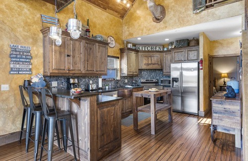 Branson House | Direct Lakefront with Views, Air Hockey, Close to Sdc with Free Tickets!