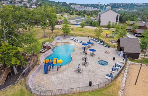 Branson House | Direct Lakefront with Views, Air Hockey, Close to Sdc with Free Tickets!