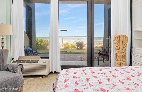 Daytona Beach Shores Apartment | Direct Ocean Front 1st Floor Studio Unit! Hawaiian Inn