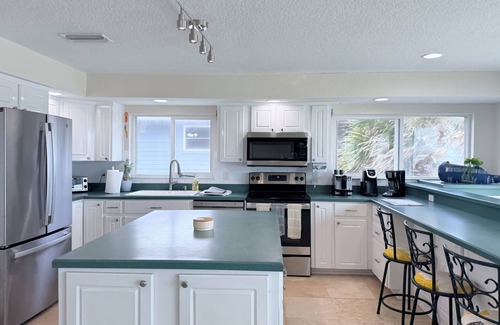 Boardwalk House | DIRECT OCEAN FRONT HOME SLEEPS 14- HUGE OCEANFRONT PATIO NEAR FLAGLER AVE!