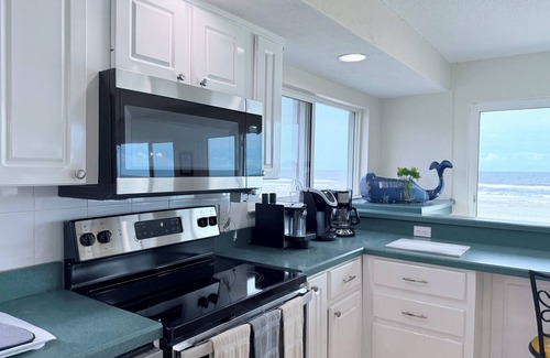 Boardwalk House | DIRECT OCEAN FRONT HOME SLEEPS 14- HUGE OCEANFRONT PATIO NEAR FLAGLER AVE!