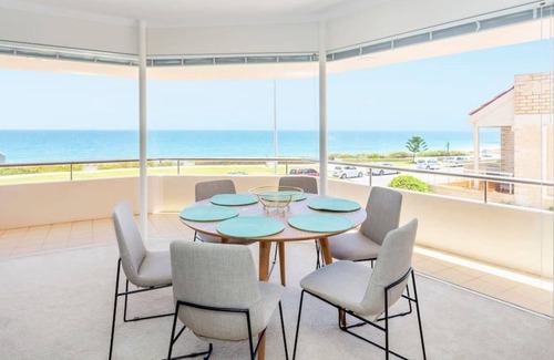 Cottesloe House | Direct ocean front house! Free WIFI and parking.