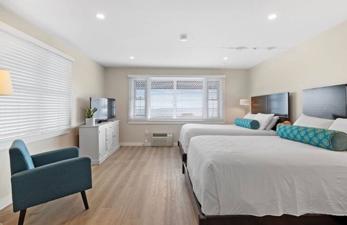 Falmouth Heights Hotel | Direct Ocean View Studio | 2 Double Beds + Kitchenette (102)