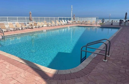 East Daytona Condo | Direct Ocean Views, Clean & Cozy Studio – Walk to Dining & Beach Fun