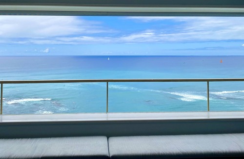 Diamond Head - Kapahulu - St. Louis Condo | Direct Oceanfront 1,000 sq' corner/end 18th floor condominium unit.