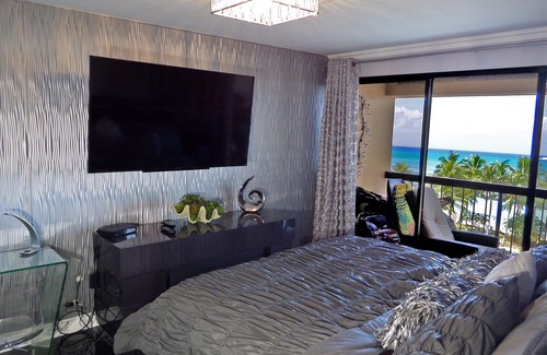 Waikiki Hotel | Direct Oceanfront in the Heart of Waikiki! Spectacular New Custom Reno!