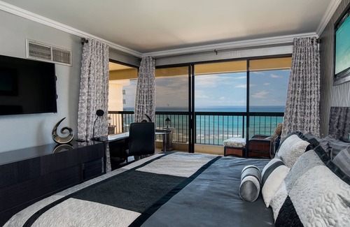 Waikiki Hotel | Direct Oceanfront in the Heart of Waikiki! Spectacular New Custom Reno!