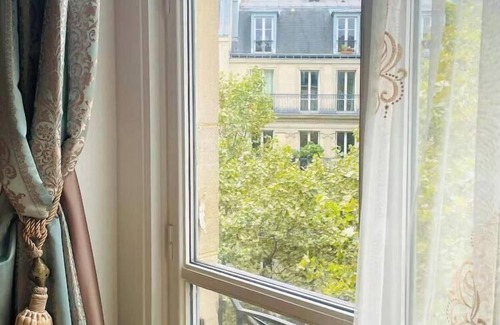 Saint-Victor Apartment | DIRECT VIEWS OF NOTRE DAME, OVERLOOKING THE SEINE AT QUAI DE LA TOURNELLE