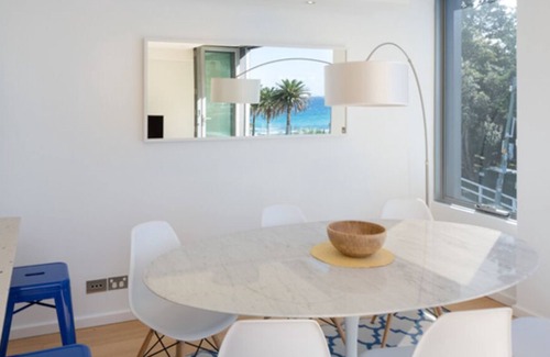 Bronte Apartment | Directly across from the famous waves of Bronte beach with unobstructed views
