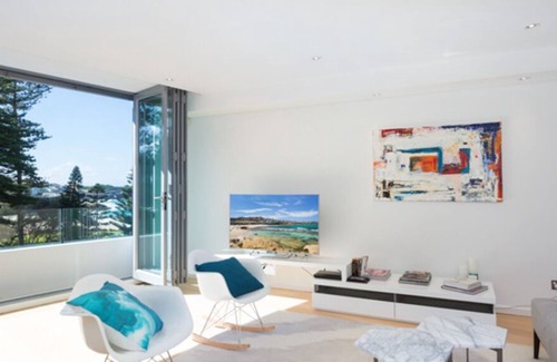 Bronte Apartment | Directly across from the famous waves of Bronte beach with unobstructed views