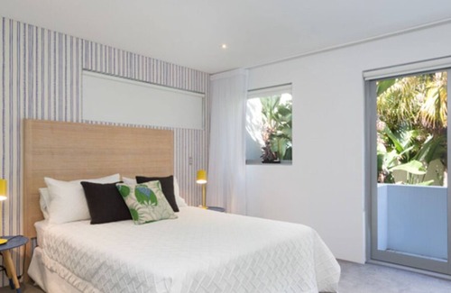 Bronte Apartment | Directly across from the famous waves of Bronte beach with unobstructed views