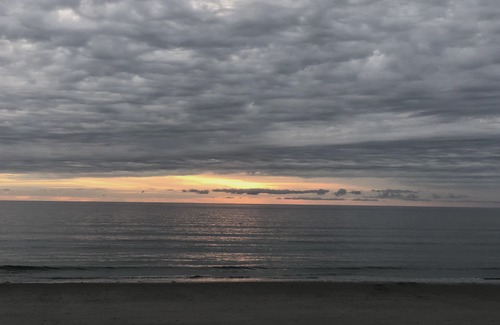 Hull Condo | Directly on the beach! Fully renovated and all amenitities