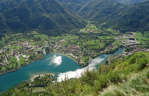 Idro Apartment | DIRECTLY ON THE BEACH/LAKE, up to 4 people, pool, garden and fantastic views