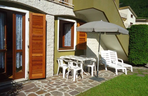 Idro Apartment | DIRECTLY ON THE BEACH/LAKE, up to 4 people, pool, garden and fantastic views