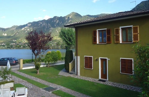 Idro Apartment | DIRECTLY ON THE BEACH/LAKE, apartment for up to 4 people, pool, garden, wide view