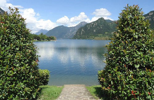 Idro Apartment | DIRECTLY ON THE BEACH/LAKE, apartment for up to 4 people, pool, garden, wide view